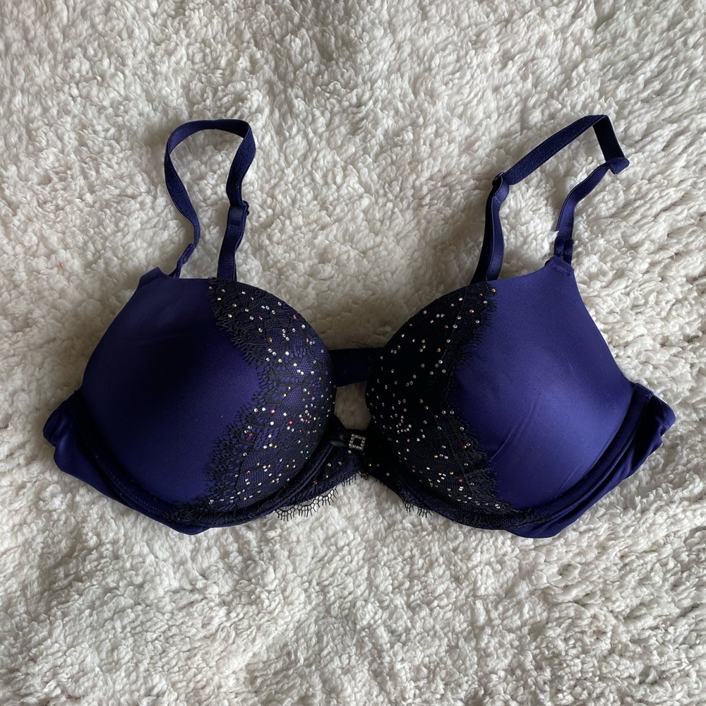 Victoria’s Secret bombshell push-up